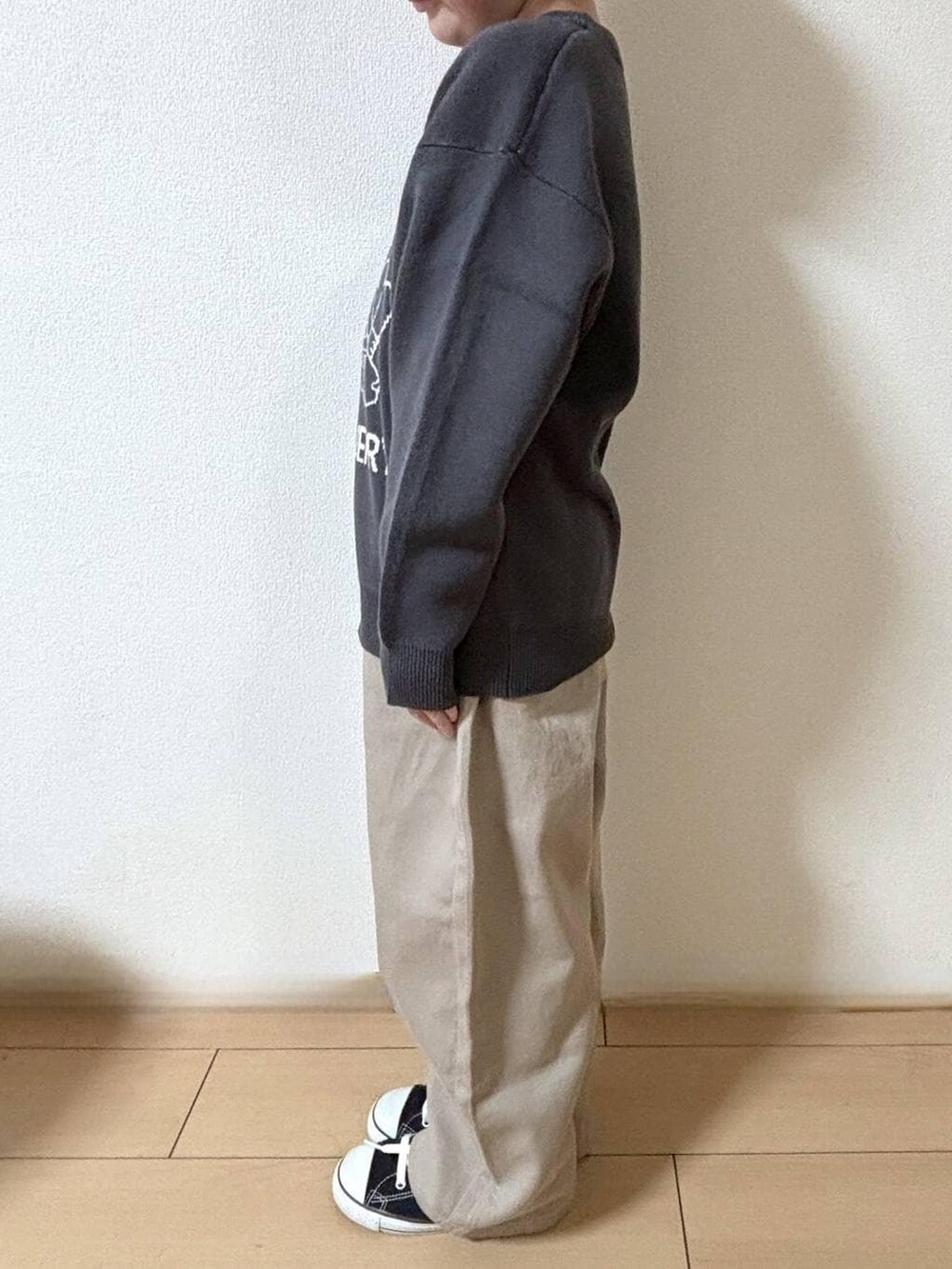 グレー系のニット/セーター、ベージュ系のその他パンツを着用したキッズの冬コーディネートの2枚目の写真