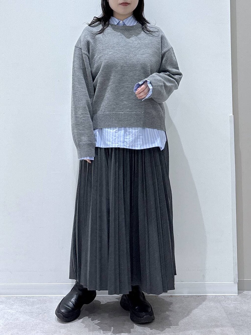 ブラック系のブーツ、グレー系のスカートを着用したレディースの冬コーディネートの4枚目の写真