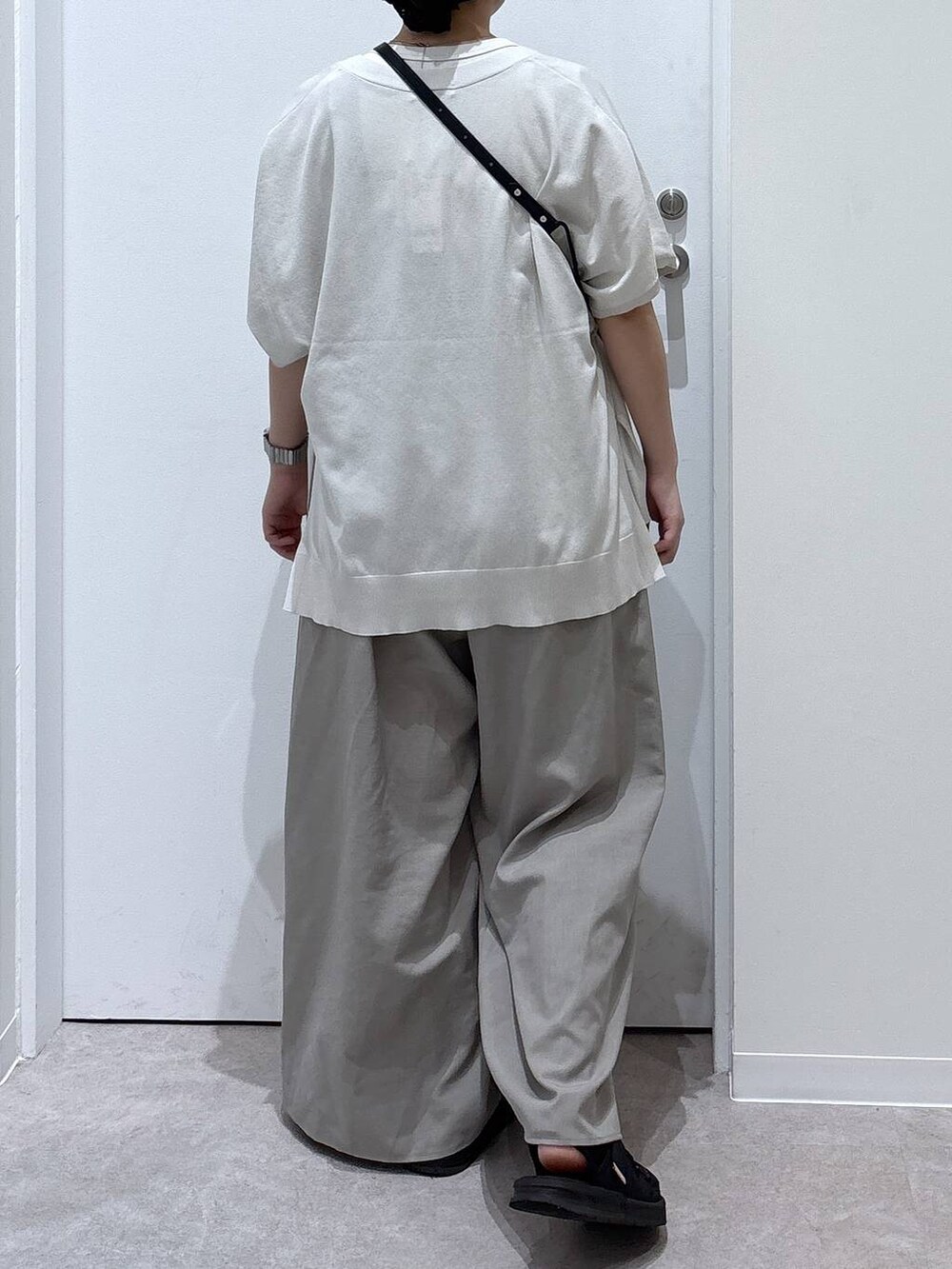 ベージュ系のカーディガン/ボレロ、ブラック系のサンダル、グレー系のサロペット/オーバーオールを着用したレディースの夏コーディネートの3枚目の写真