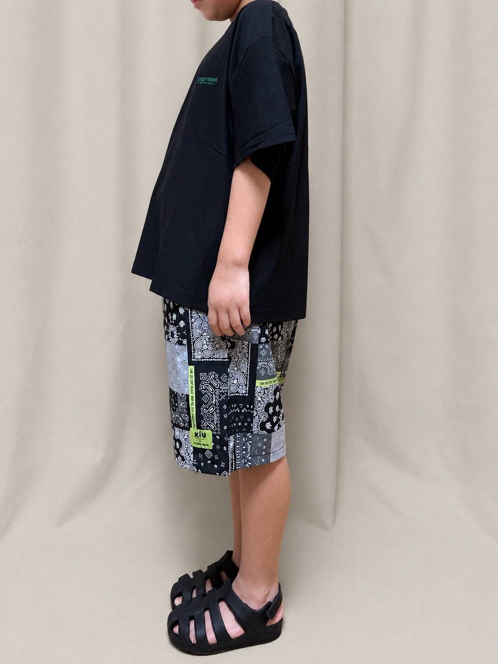 ブラック系のTシャツ/カットソー、その他のその他パンツを着用したキッズの夏コーディネートの2枚目の写真