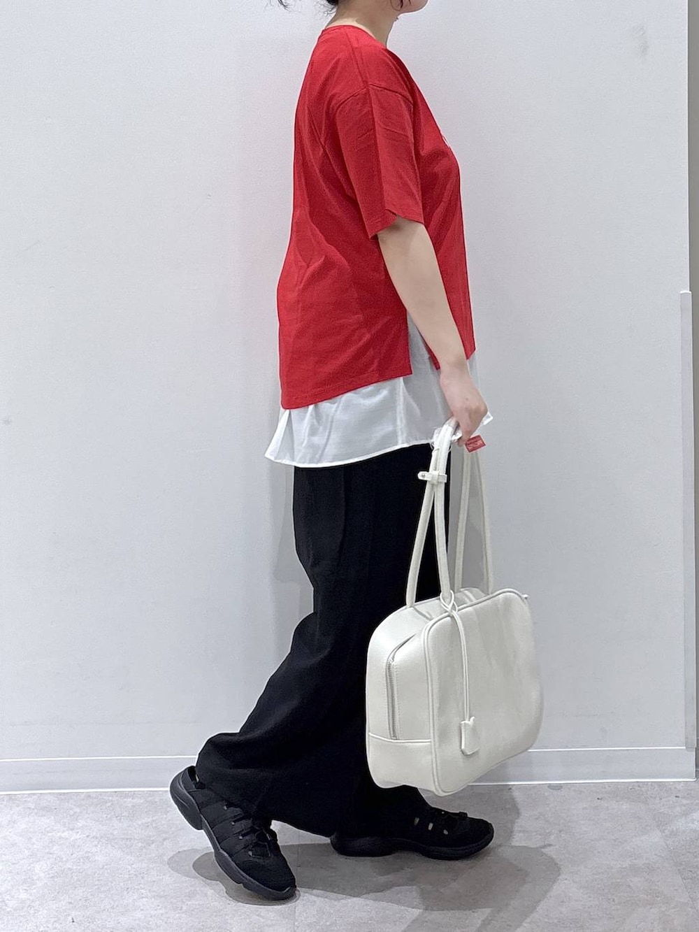 ブラック系のその他パンツ、ホワイト系のタンクトップ、レッド系のTシャツ/カットソーを着用したレディースの夏コーディネートの2枚目の写真