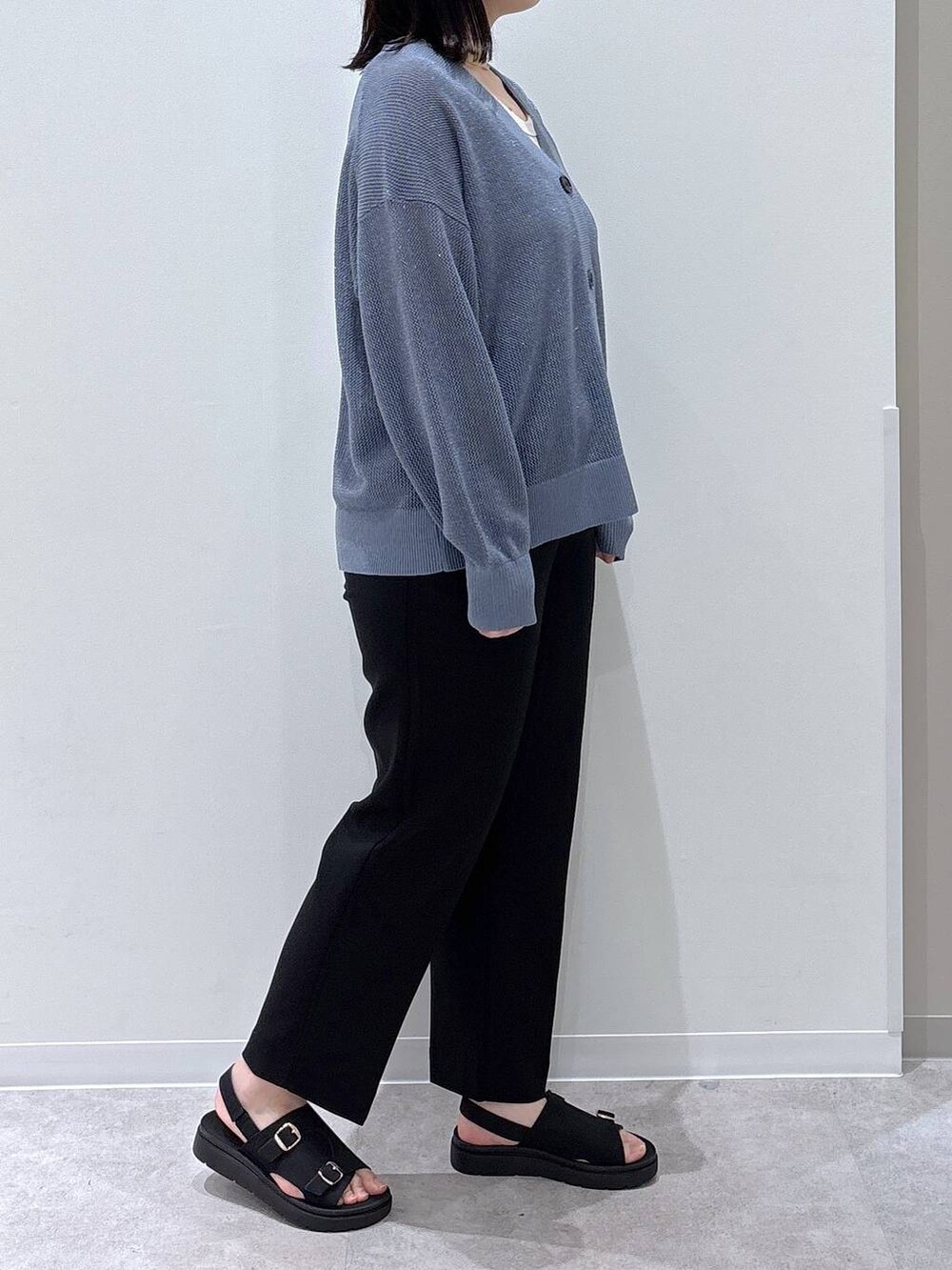 ブルー系のカーディガン/ボレロ、ブラック系のその他パンツ、ブラック系のサンダルを着用したレディースの春コーディネートの2枚目の写真