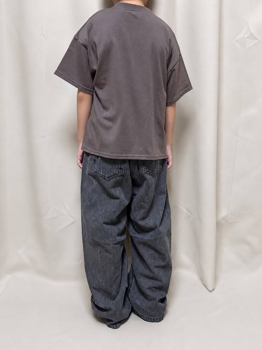 ブラック系のデニムパンツ、ブラウン系のTシャツ/カットソーを着用したキッズの秋コーディネートの3枚目の写真