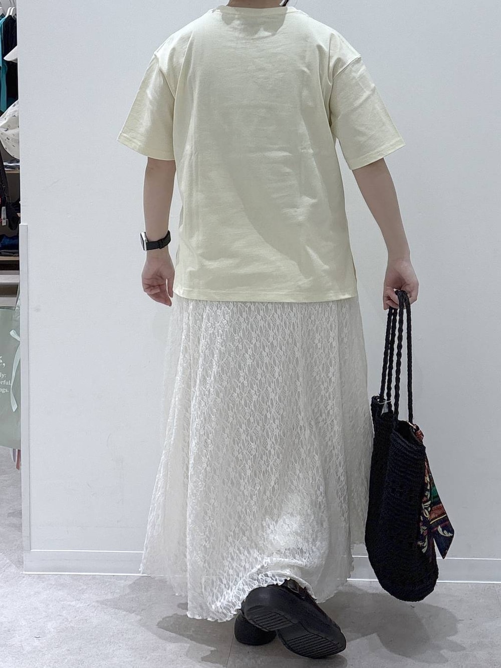 イエロー系のTシャツ/カットソー、ホワイト系のスカートを着用したレディースの春コーディネートの3枚目の写真