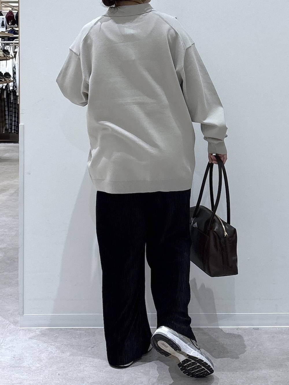 ブラック系のその他パンツ、ブラウン系のボストンバッグ、ベージュ系のカーディガン/ボレロを着用したレディースの秋コーディネートの3枚目の写真