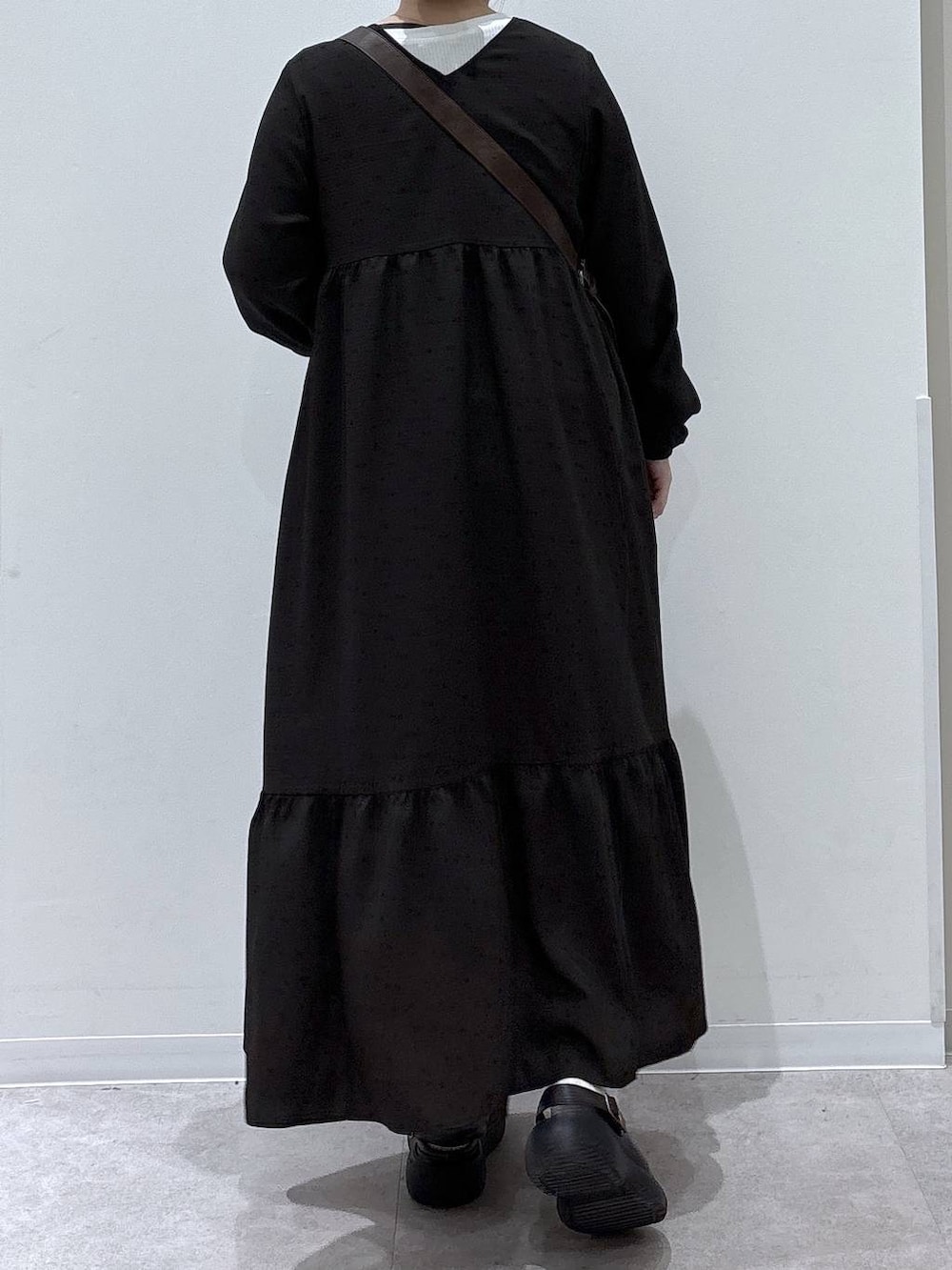 ブラウン系のショルダーバッグ、ブラウン系のワンピースを着用したレディースの冬コーディネートの3枚目の写真