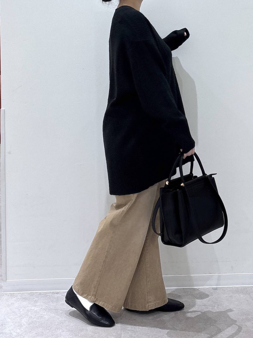 ブラック系のその他シューズ、ブラック系のトートバッグ、ブラック系のニット/セーターを着用したレディースの冬コーディネートの2枚目の写真