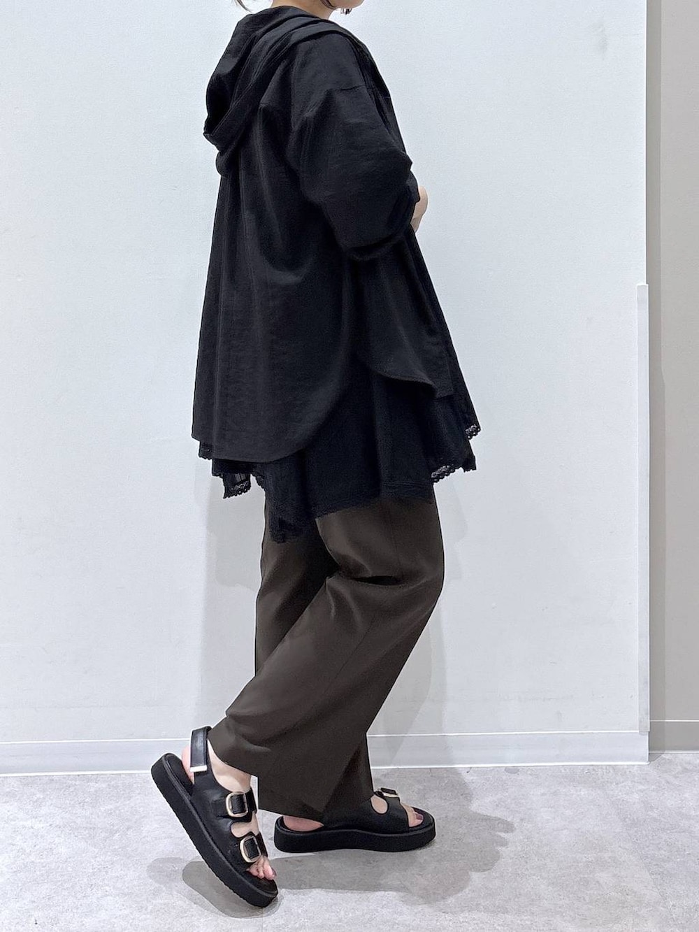 ブラック系のシャツ/ブラウス、ブラウン系のその他パンツ、ブラック系のTシャツ/カットソーを着用したレディースの夏コーディネートの2枚目の写真