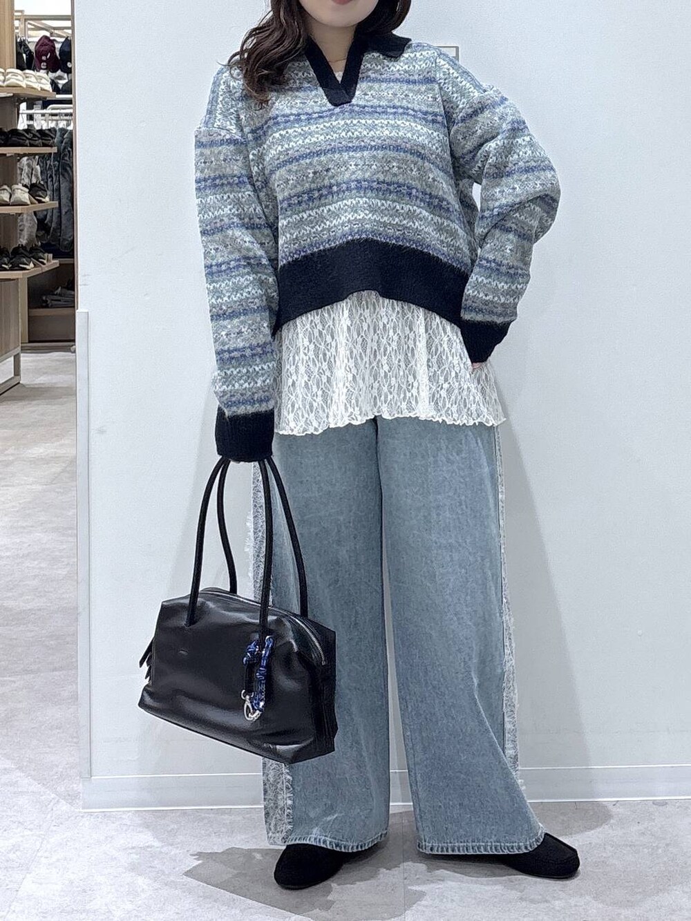ブラック系のモカシン/デッキシューズ、ブラック系のボストンバッグ、ホワイト系のその他トップスを着用したレディースの秋コーディネートの3枚目の写真