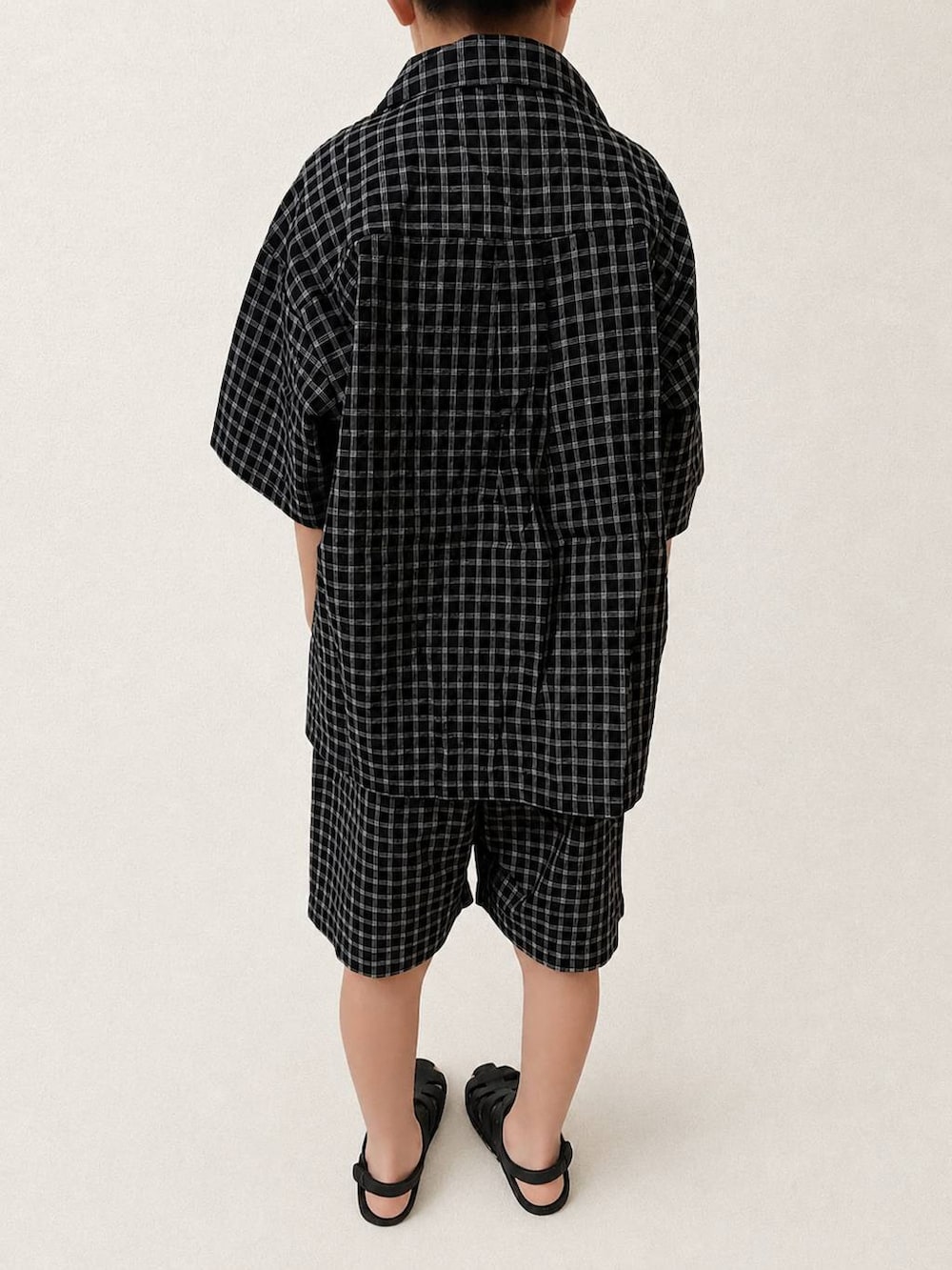 ブラック系のその他パンツ、ブラック系のシャツ/ブラウスを着用したキッズの夏コーディネートの3枚目の写真