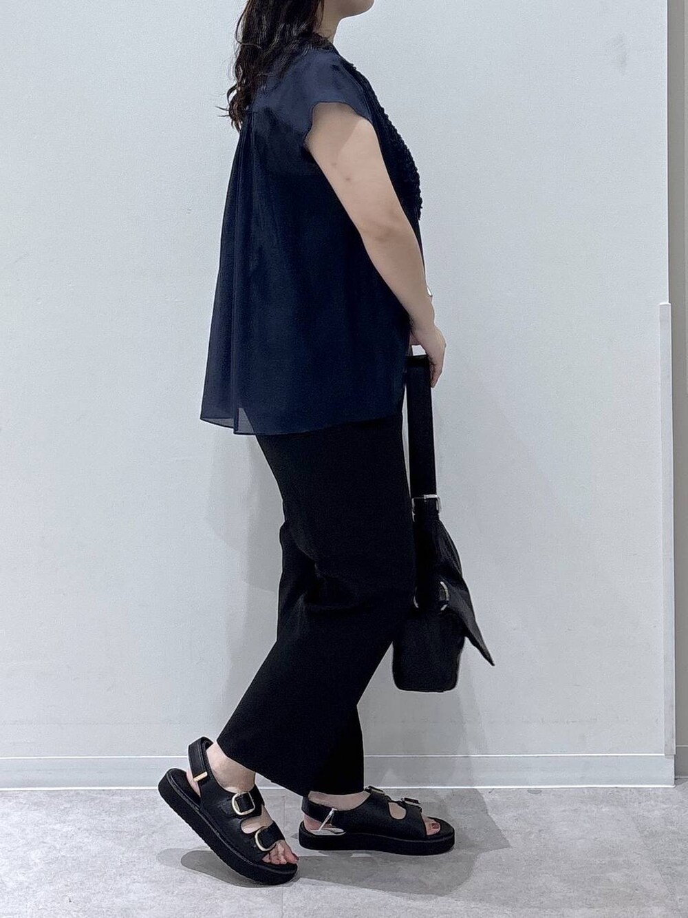 ブラック系のその他パンツ、ブラック系のサンダル、ブルー系のシャツ/ブラウスを着用したレディースの夏コーディネートの2枚目の写真