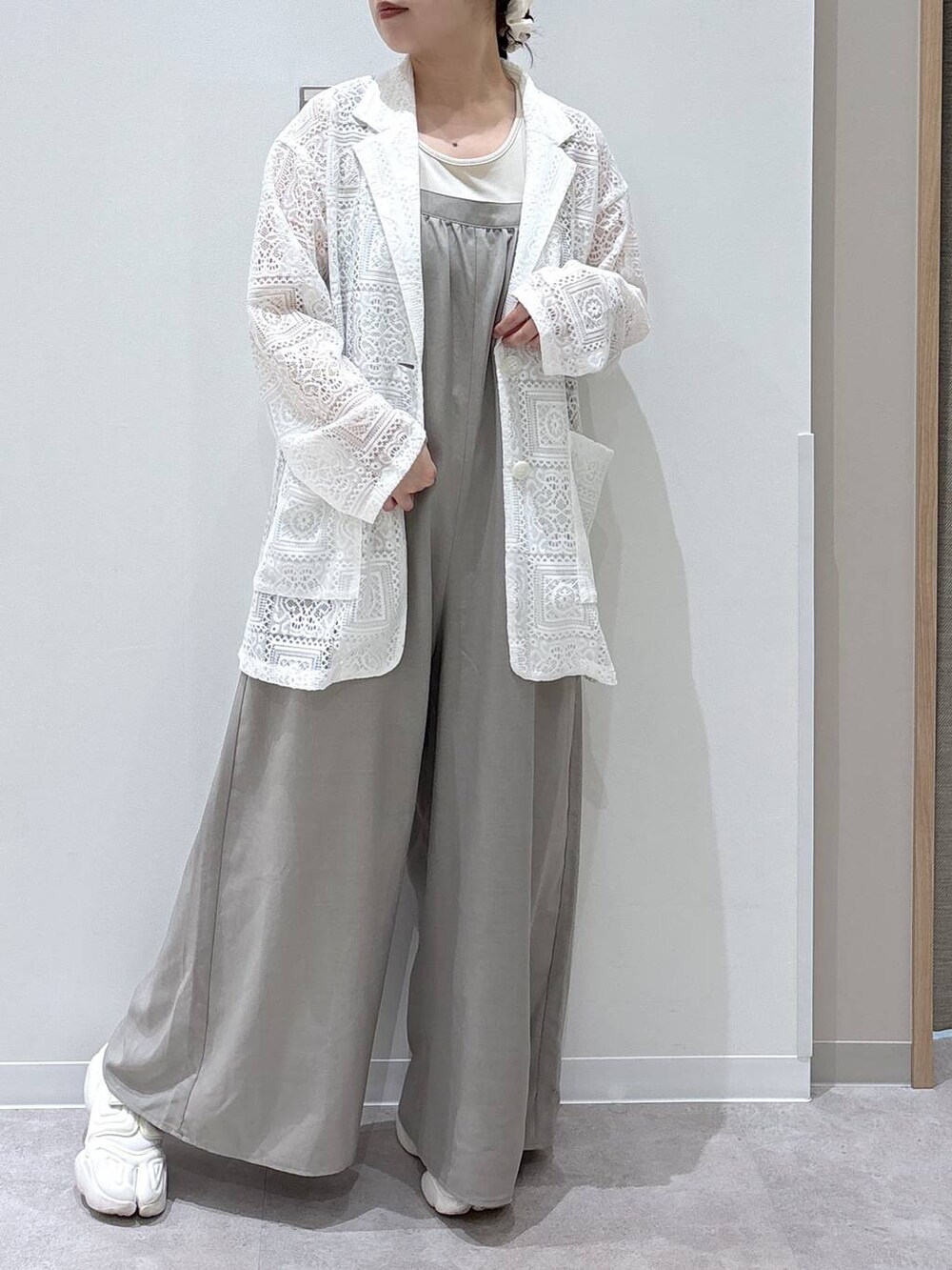 ホワイト系のその他アウター、グレー系のサロペット/オーバーオールを着用したレディースの春コーディネートの5枚目の写真