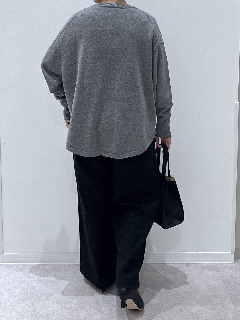 ブラック系のショルダーバッグ、グレー系のニット/セーター、その他のチェスターコートを着用したレディースの冬コーディネートの6枚目の写真