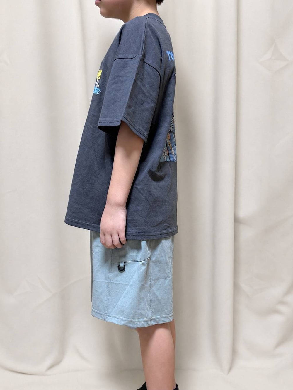ブラック系のTシャツ/カットソー、グリーン系のその他パンツを着用したキッズの夏コーディネートの2枚目の写真