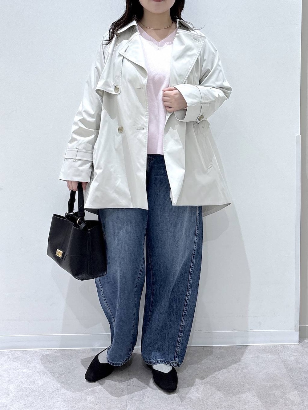 ブラック系のパンプス、ブルー系のデニムパンツ、ブラック系のショルダーバッグを着用したレディースの春コーディネートの4枚目の写真