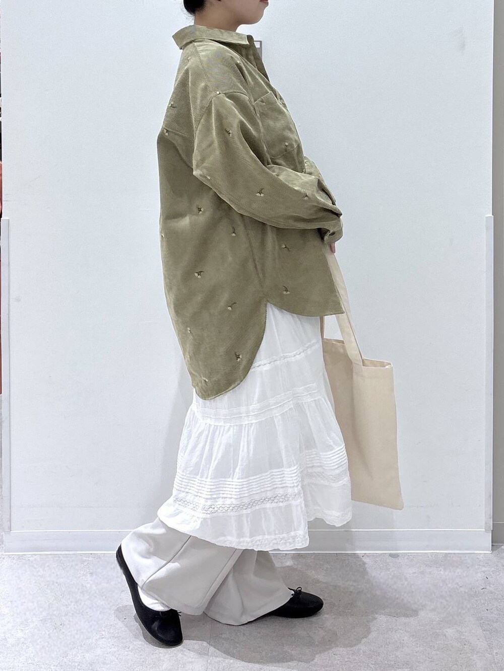 ベージュ系のその他パンツ、ブラック系のバレエシューズ、ホワイト系のトートバッグを着用したレディースの秋コーディネートの2枚目の写真