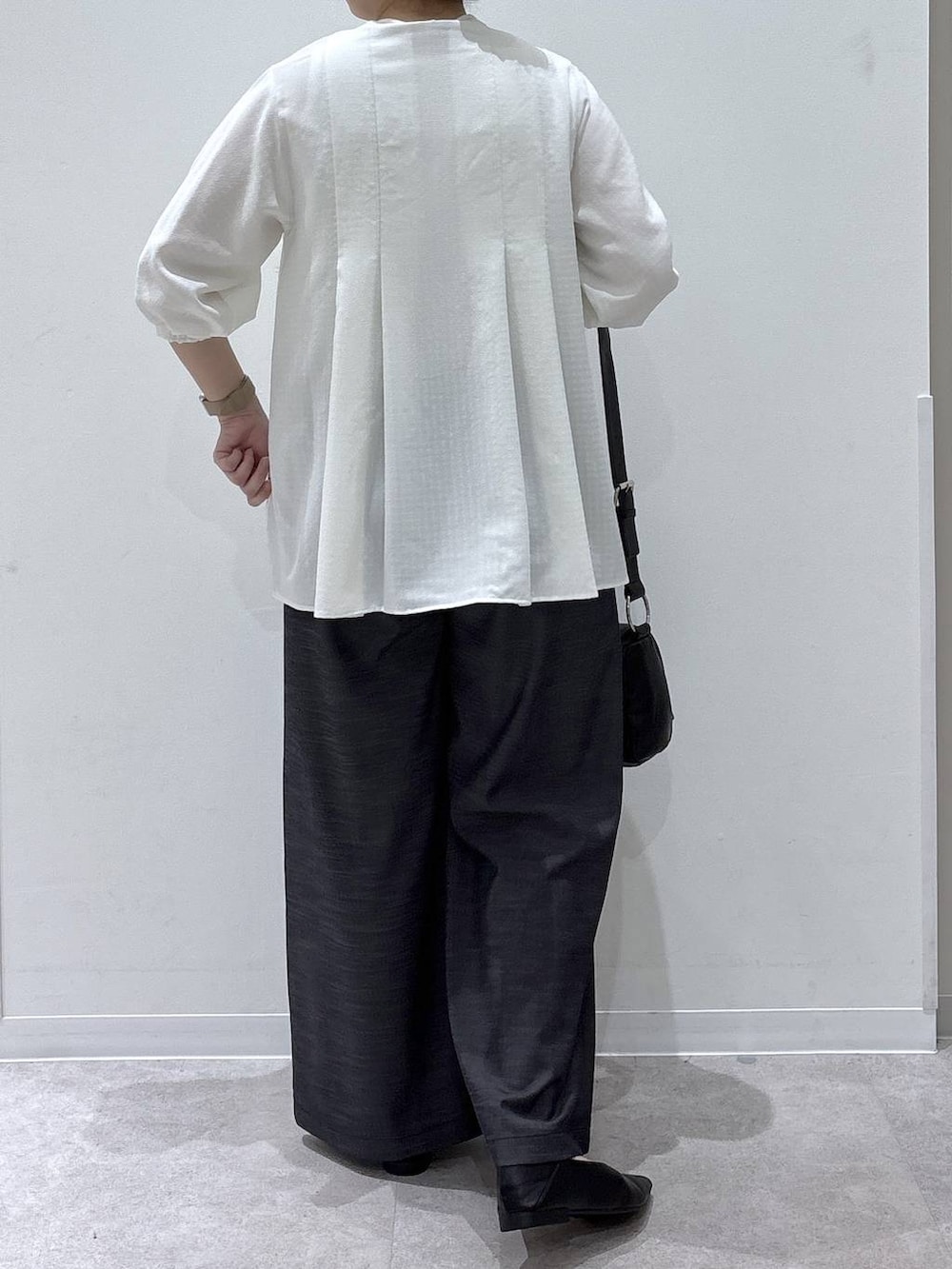 ブラック系のパンプス、ブルー系のその他パンツ、ホワイト系のシャツ/ブラウスを着用したレディースの夏コーディネートの3枚目の写真