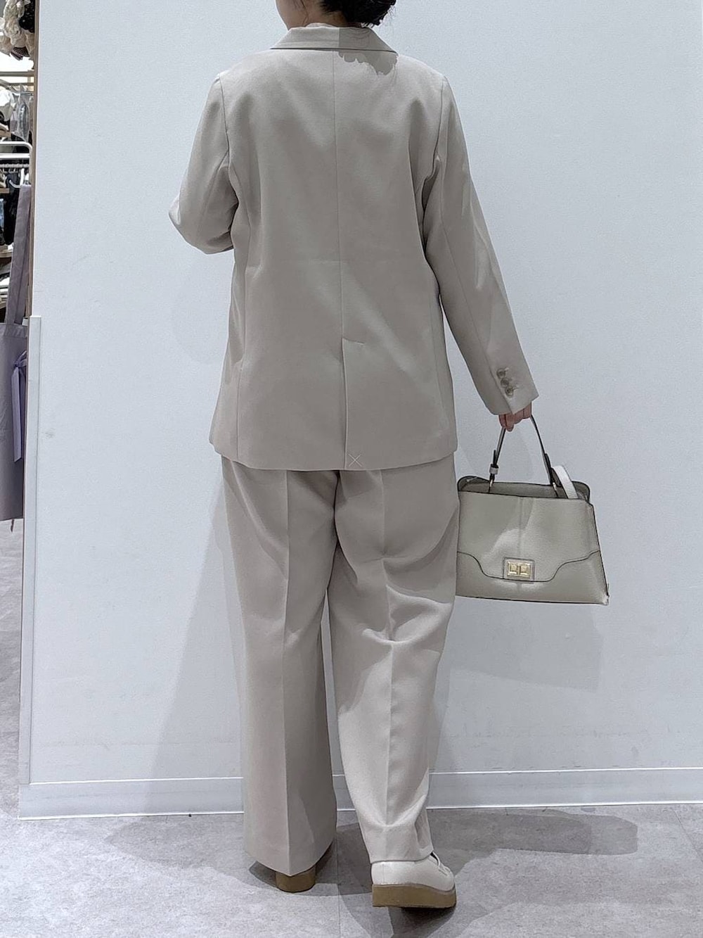 ホワイト系のローファー、ホワイト系のシャツ/ブラウス、ベージュ系のショルダーバッグを着用したレディースの冬コーディネートの3枚目の写真