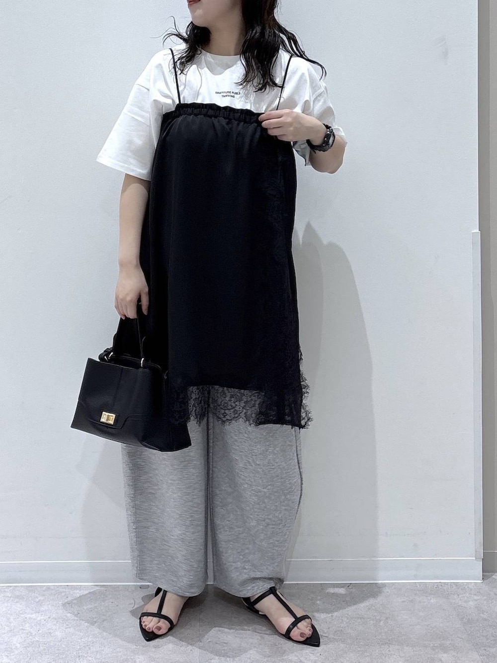 ブラック系のショルダーバッグ、ホワイト系のTシャツ/カットソー、グレー系のその他パンツを着用したレディースの夏コーディネートの4枚目の写真