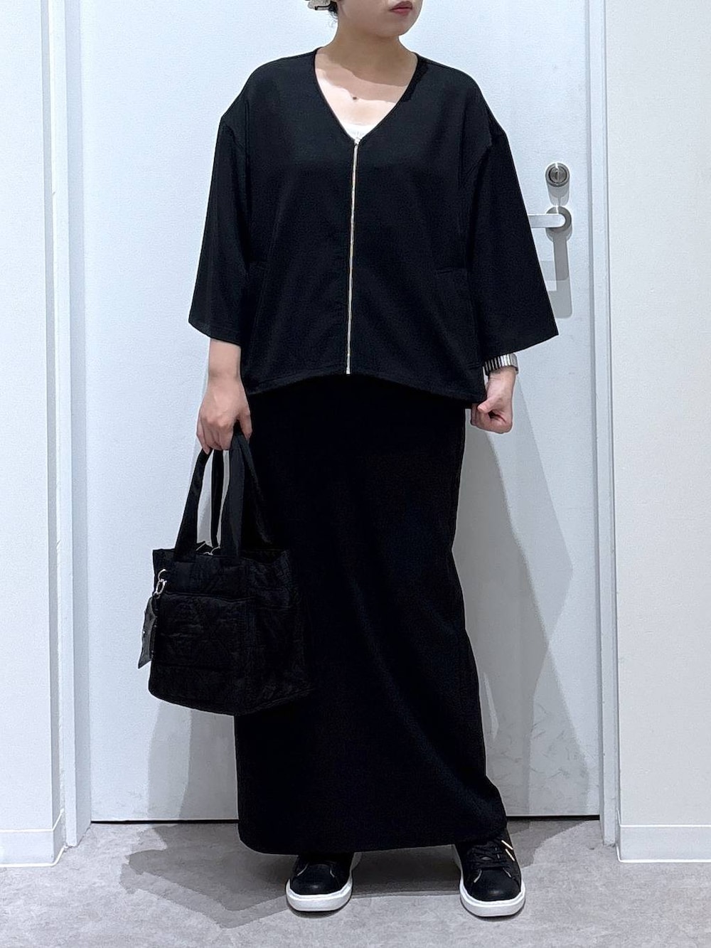 「体型カバー、着痩せ・細見え、ゆったり、休日コーデ、ママコーデ、ぽっちゃり_GLOBAL WORK、リラックス、カジュアル、オーバーサイズ、GLOBAL WORK、ブルゾン、シャツ、セットアップ、スカート、スニーカー」｜「GLOBAL WORKのエアかるコートスニーカー/135742（スニーカー、ブラック系）」を使った、かとやまさん（レディース・158cm）の秋コーディネートの5枚目の写真