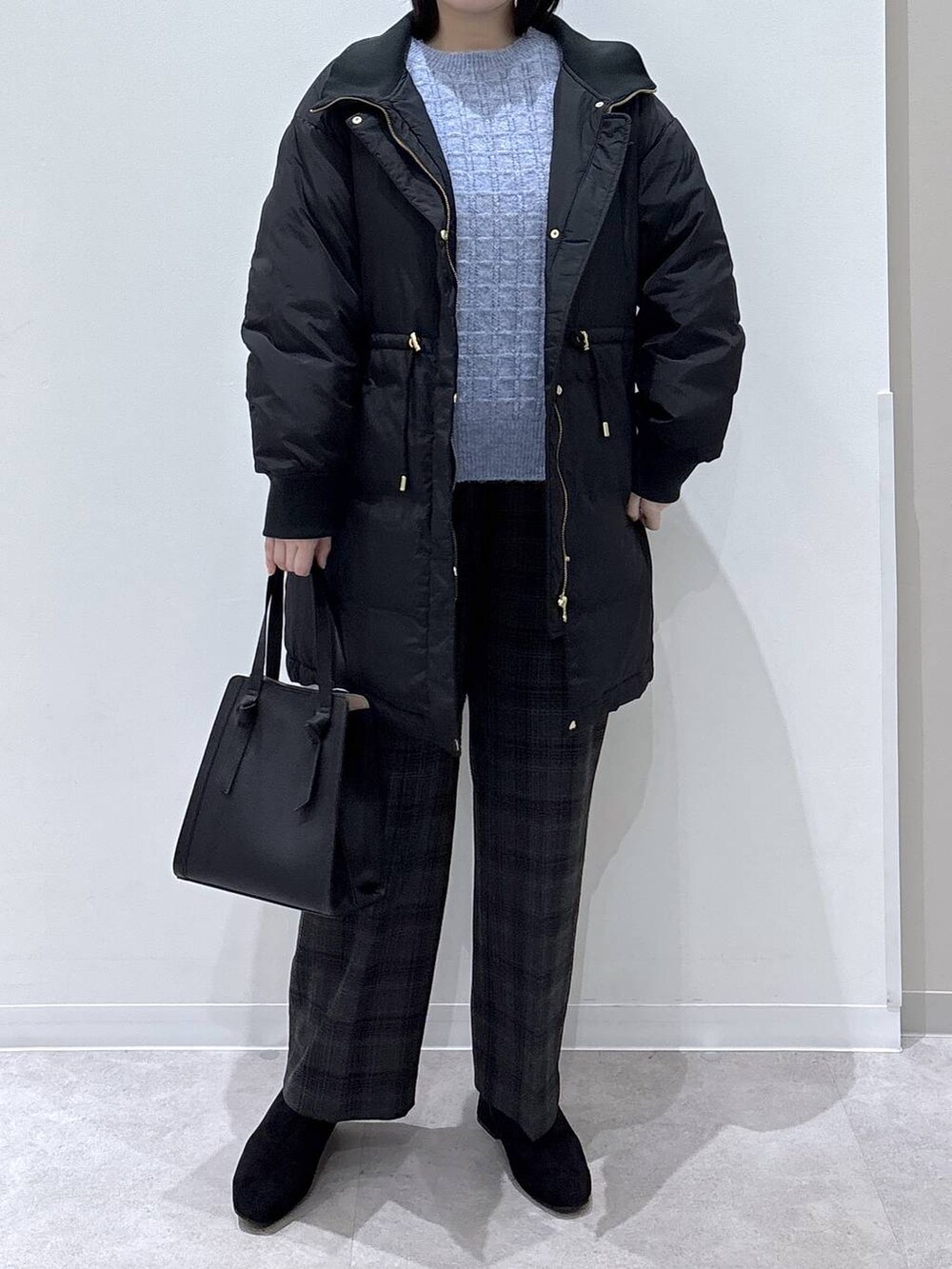 ブラック系のショルダーバッグ、ブラック系のダウンジャケット/コート、ブラック系のその他パンツを着用したレディースの秋コーディネートの4枚目の写真