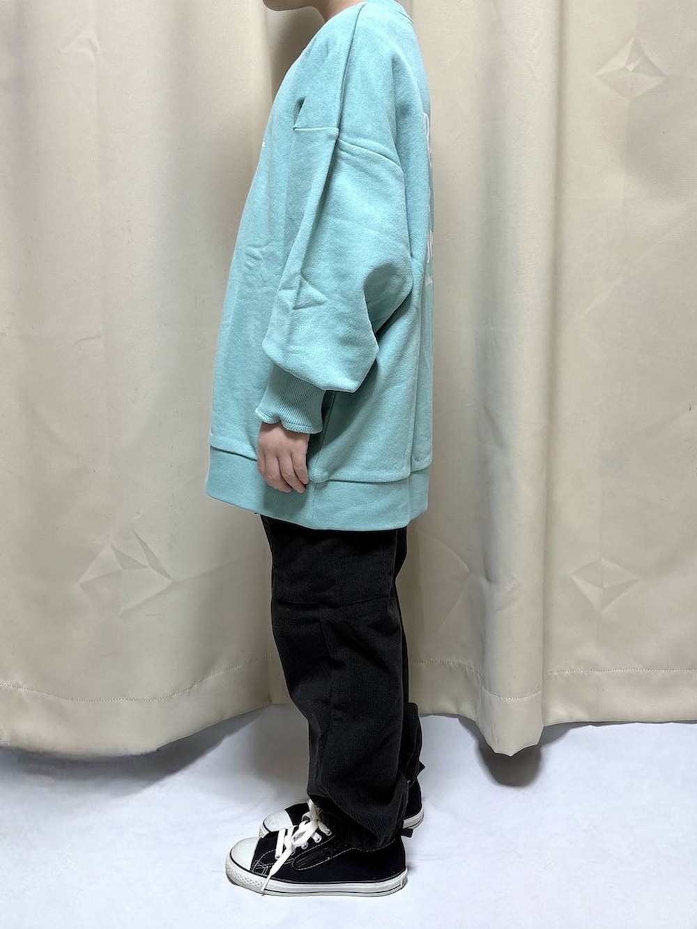 グリーン系のスウェット、グレー系のカーゴパンツを着用したキッズの秋コーディネートの2枚目の写真