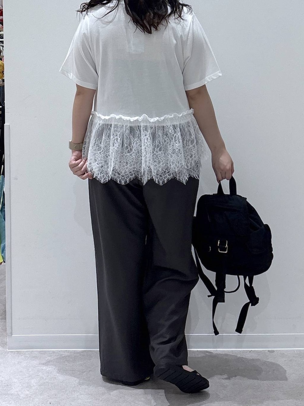 ブラウン系のその他パンツ、ブラック系のサンダル、ホワイト系のTシャツ/カットソーを着用したレディースの夏コーディネートの3枚目の写真