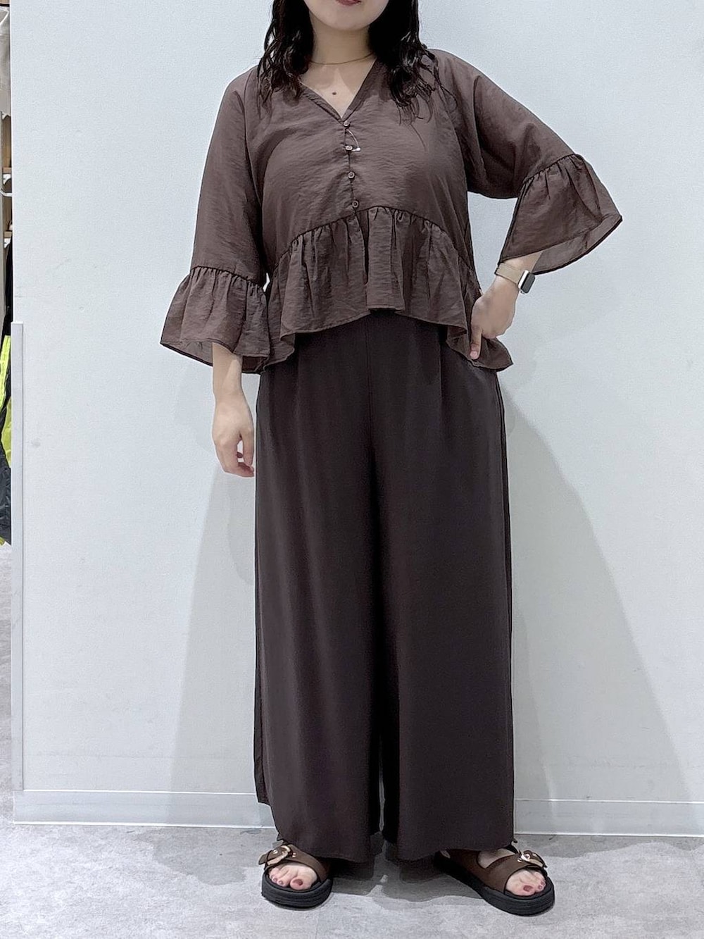 ブラウン系のその他パンツ、ブラウン系のカーディガン/ボレロ、ゴールド系のネックレスを着用したレディースの夏コーディネートの4枚目の写真