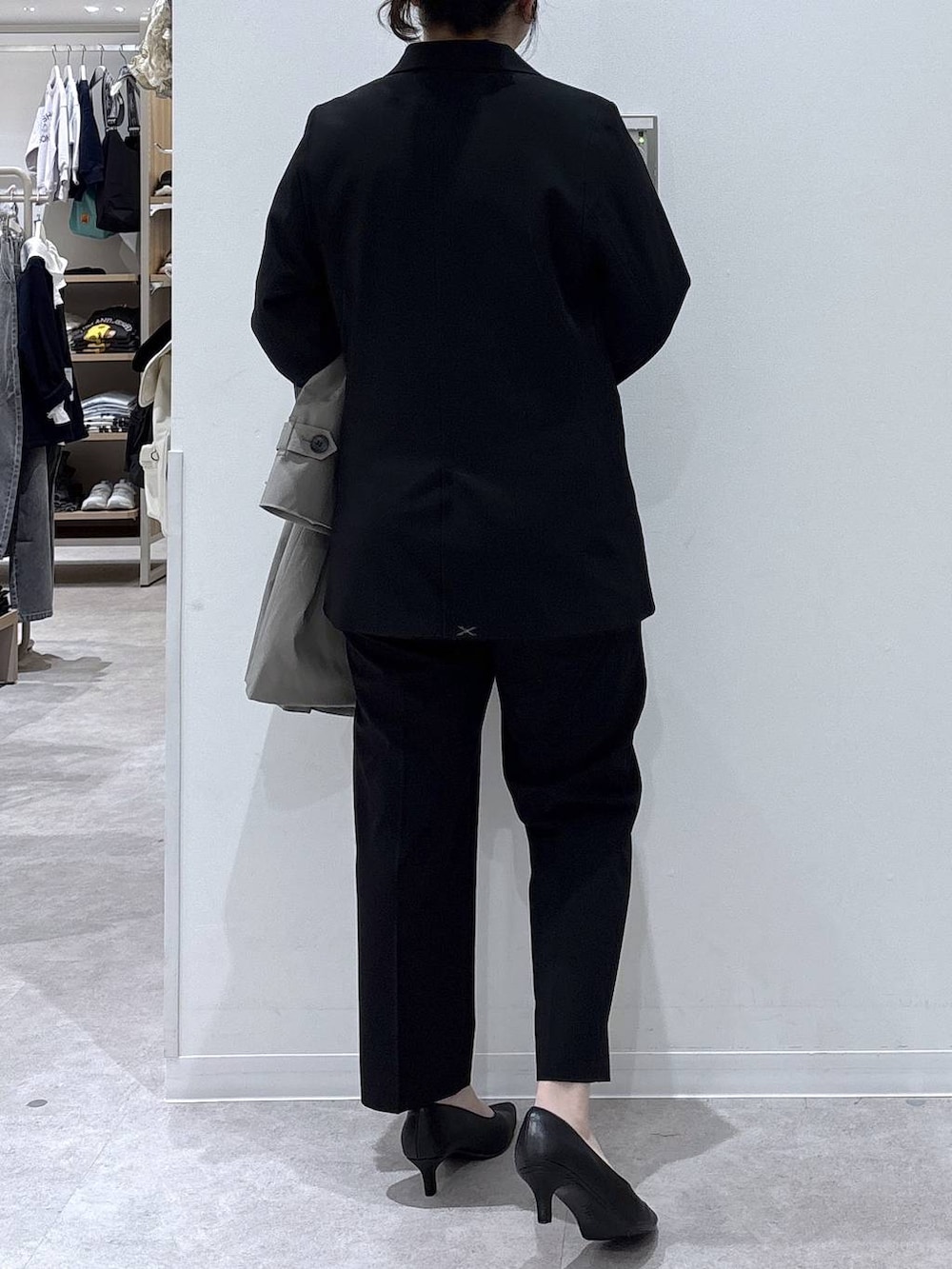 ブラック系のパンプス、ブラック系のスラックス、ホワイト系のシャツ/ブラウスを着用したレディースの冬コーディネートの2枚目の写真