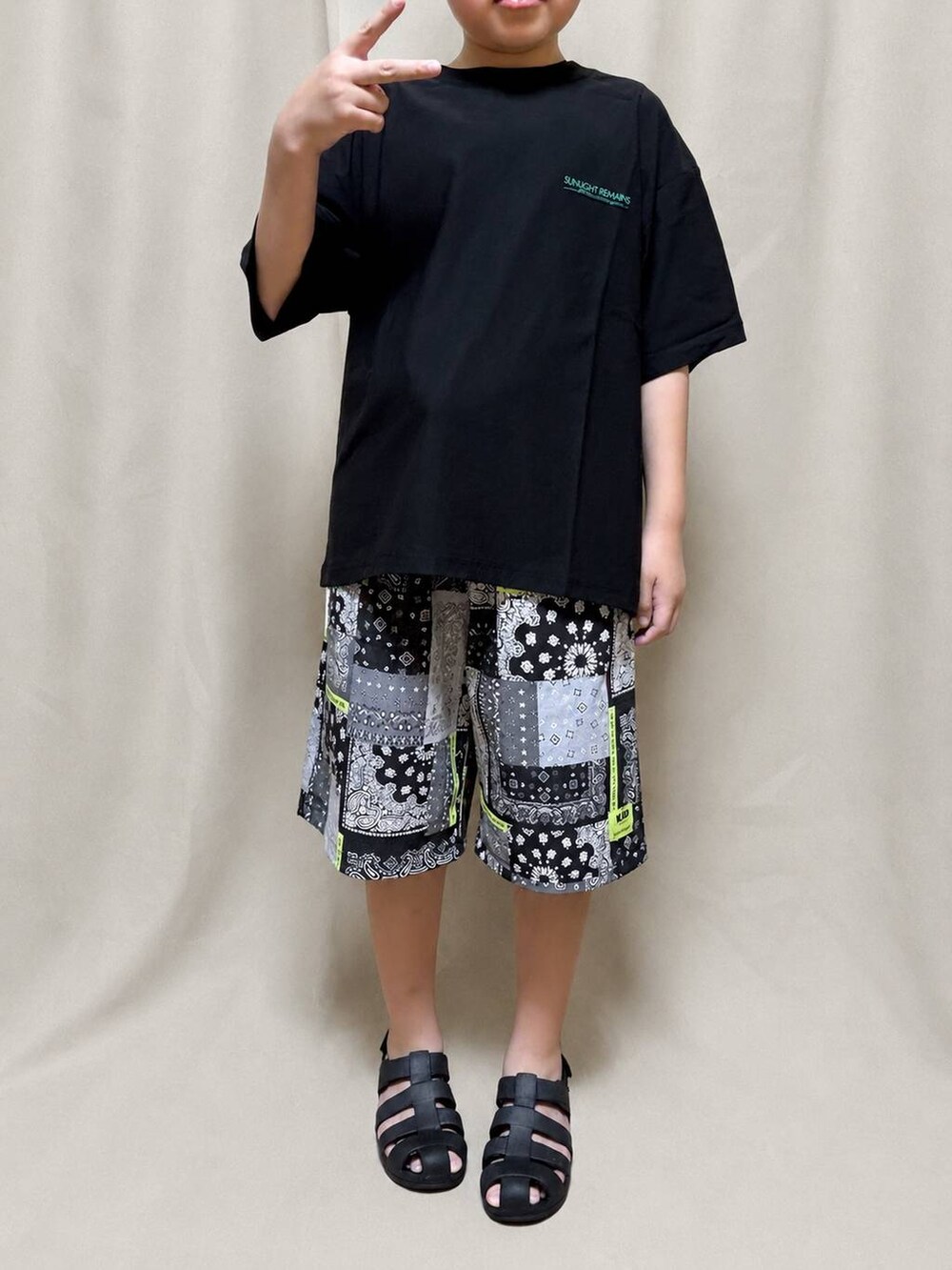 ブラック系のTシャツ/カットソー、その他のその他パンツを着用したキッズの夏コーディネートの3枚目の写真