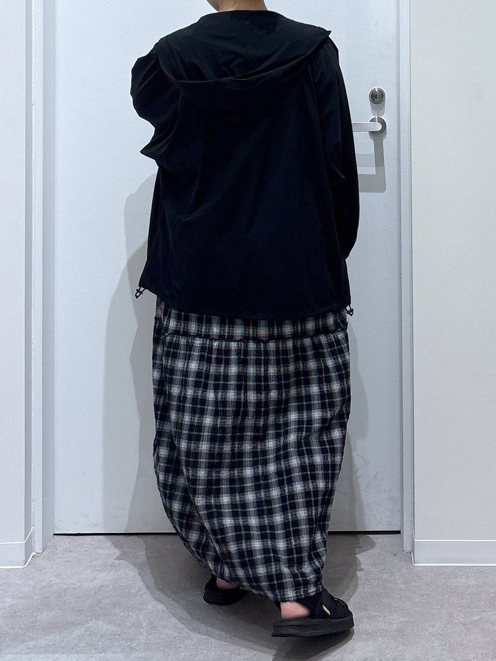 ブラック系のサンダル、その他のワンピース、ブラック系のマウンテンパーカーを着用したレディースの夏コーディネートの3枚目の写真