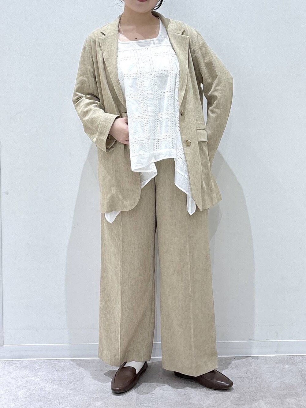 ホワイト系のタンクトップ、ベージュ系のその他パンツ、ホワイト系のその他トップスを着用したレディースの春コーディネートの4枚目の写真