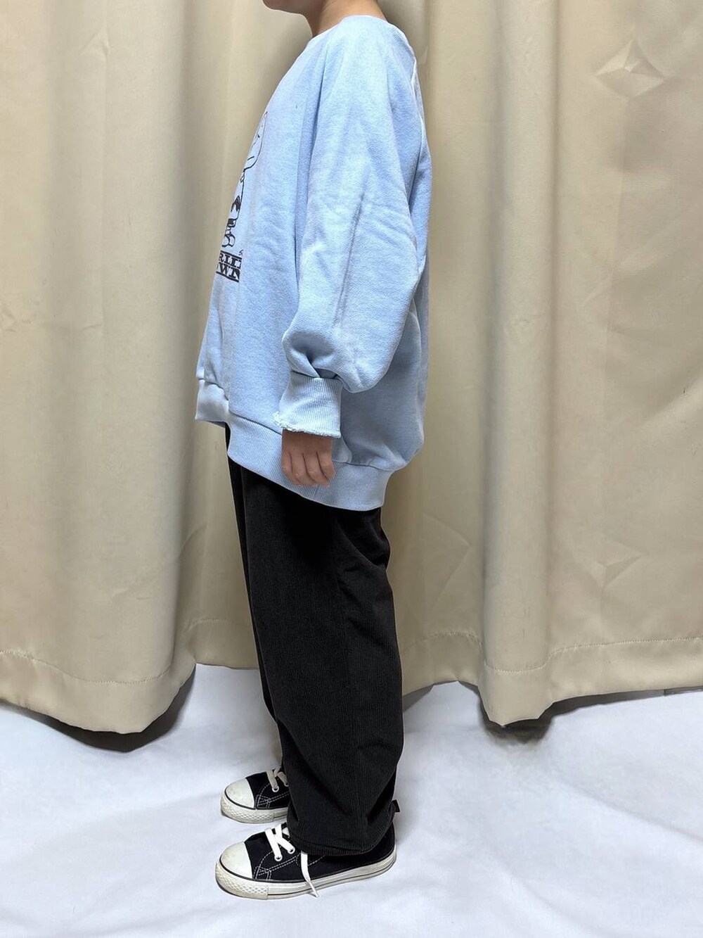 ブルー系のスウェット、グレー系のその他パンツを着用したキッズの秋コーディネートの2枚目の写真