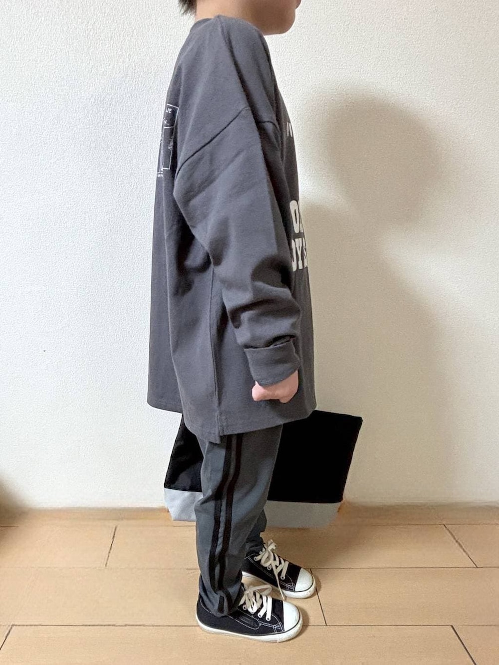 ブルー系のスウェットパンツ、グレー系のTシャツ/カットソー、ブラック系のトートバッグを着用したキッズの冬コーディネートの2枚目の写真