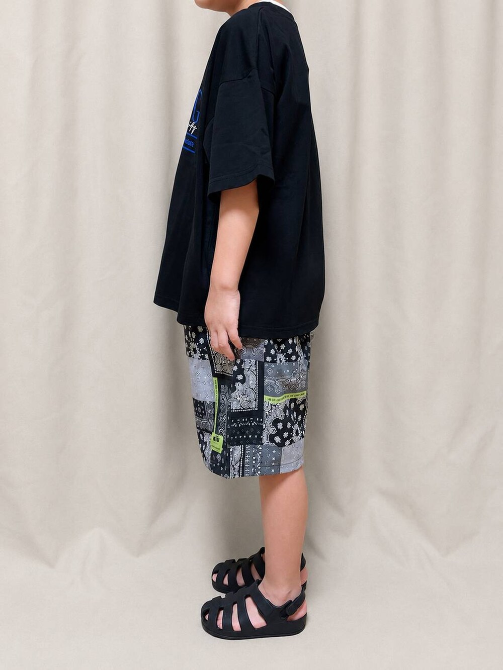 その他のその他パンツ、ブラック系のTシャツ/カットソーを着用したレディースの夏コーディネートの2枚目の写真