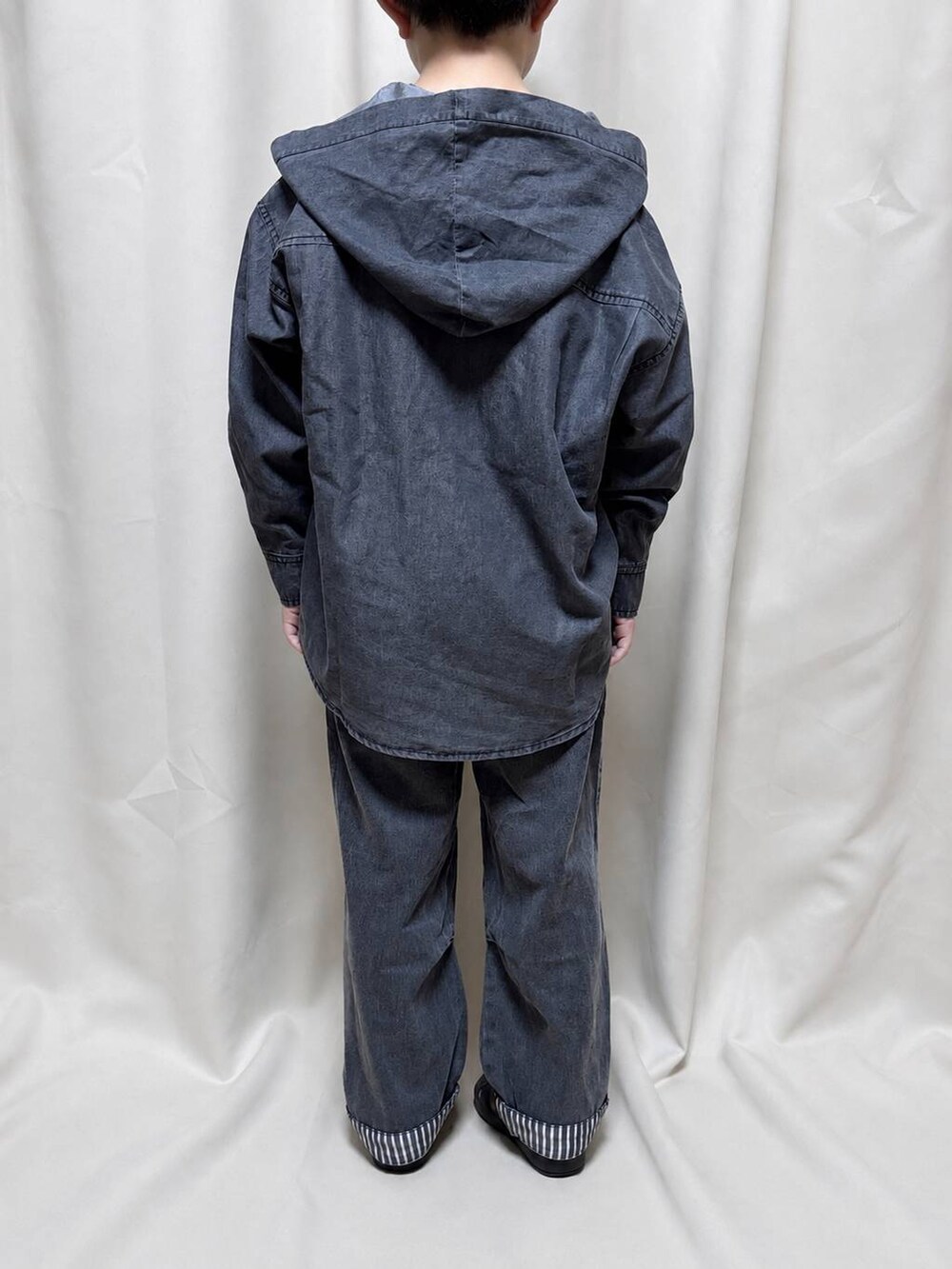ブラック系のデニムパンツ、ブラック系のシャツ/ブラウスを着用したキッズの夏コーディネートの3枚目の写真