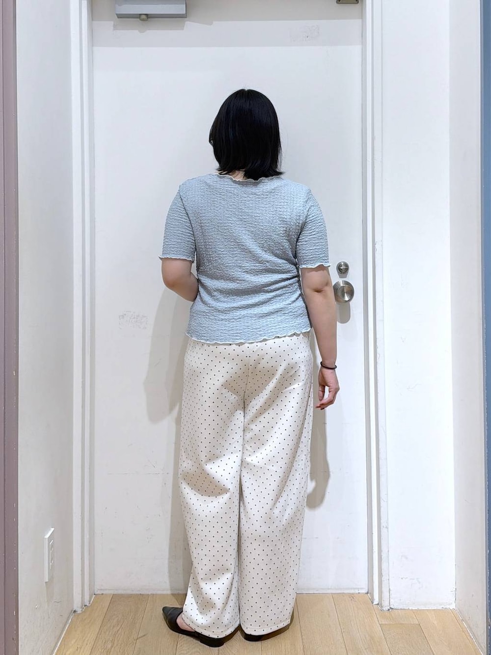 ブルー系のカーディガン/ボレロ、ホワイト系のスウェットパンツ、ブラック系のサンダルを着用したレディースの夏コーディネートの5枚目の写真