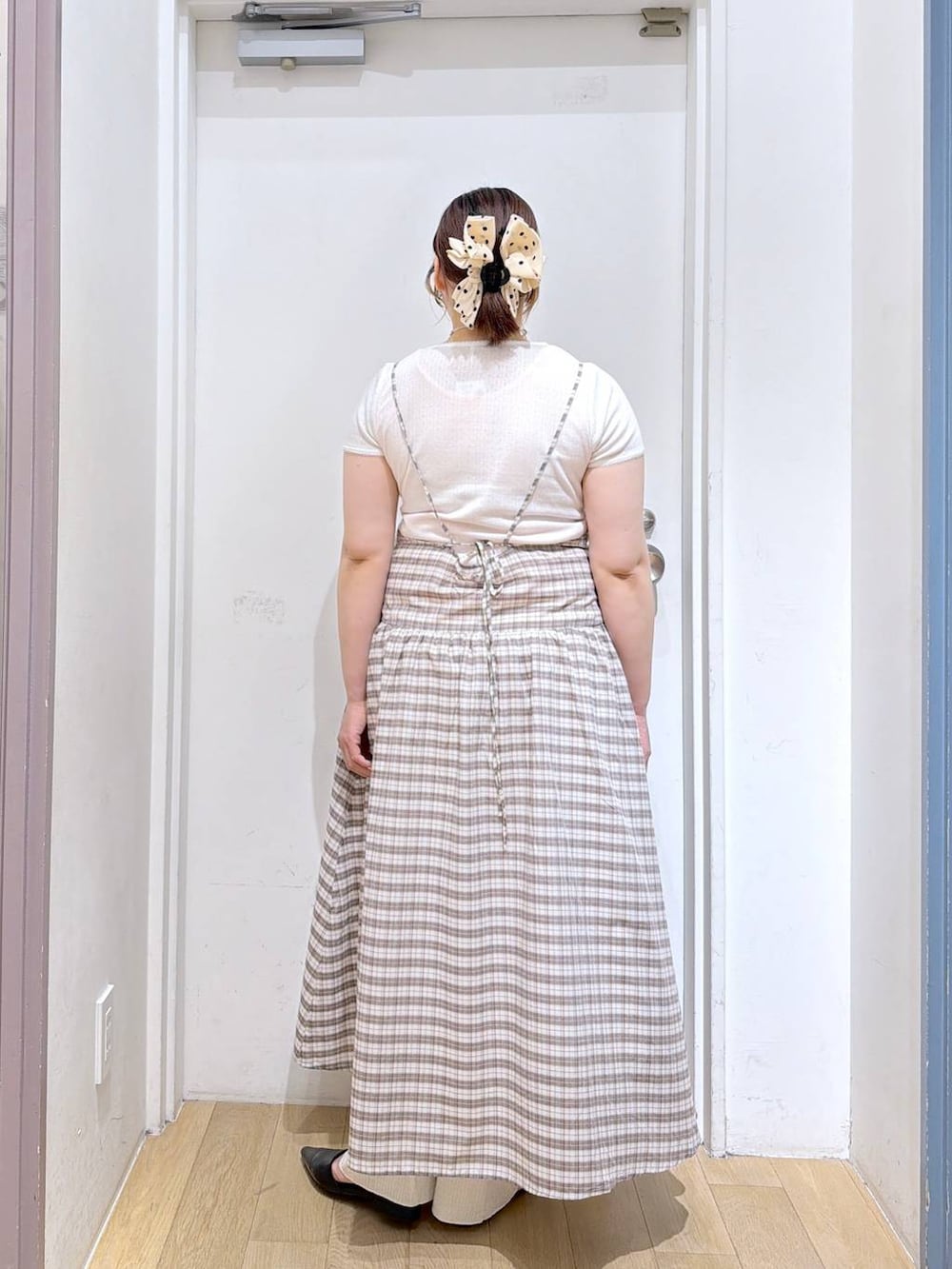 ホワイト系のその他パンツ、ブラック系のサンダル、ホワイト系のワンピースを着用したレディースの夏コーディネートの5枚目の写真