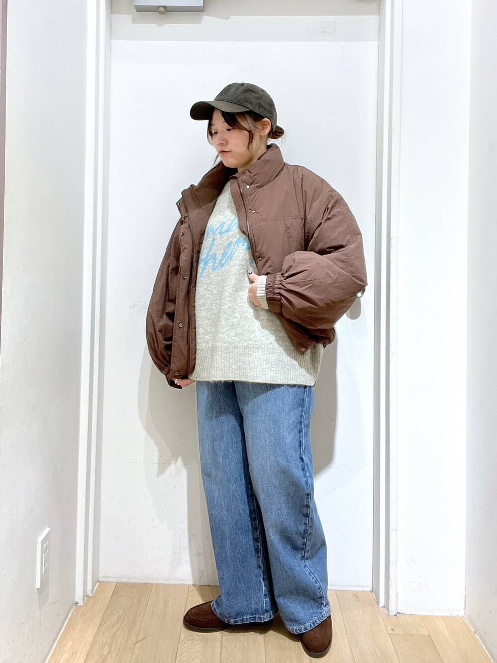 ブラウン系のその他アウター、ブルー系のデニムパンツ、ブラウン系のローファーを着用したレディースの秋コーディネートの2枚目の写真