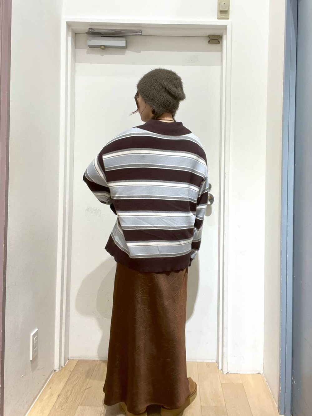 ブラウン系のスカート、ブラウン系のニット/セーター、ブラウン系のその他シューズを着用したレディースの秋コーディネートの3枚目の写真