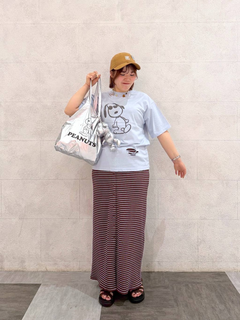 ブラウン系のサンダル、シルバー系のエコバッグ/サブバッグ、ブルー系のTシャツ/カットソーを着用したレディースの夏コーディネートの3枚目の写真