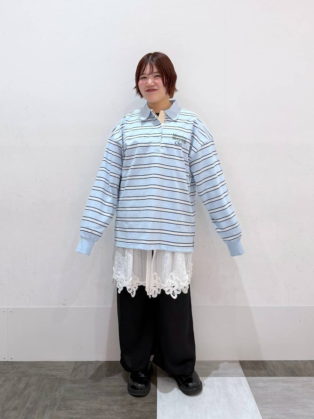 ブラック系のその他パンツ、ホワイト系のワンピース、ブルー系のTシャツ/カットソーを着用したレディースの春コーディネートの3枚目の写真