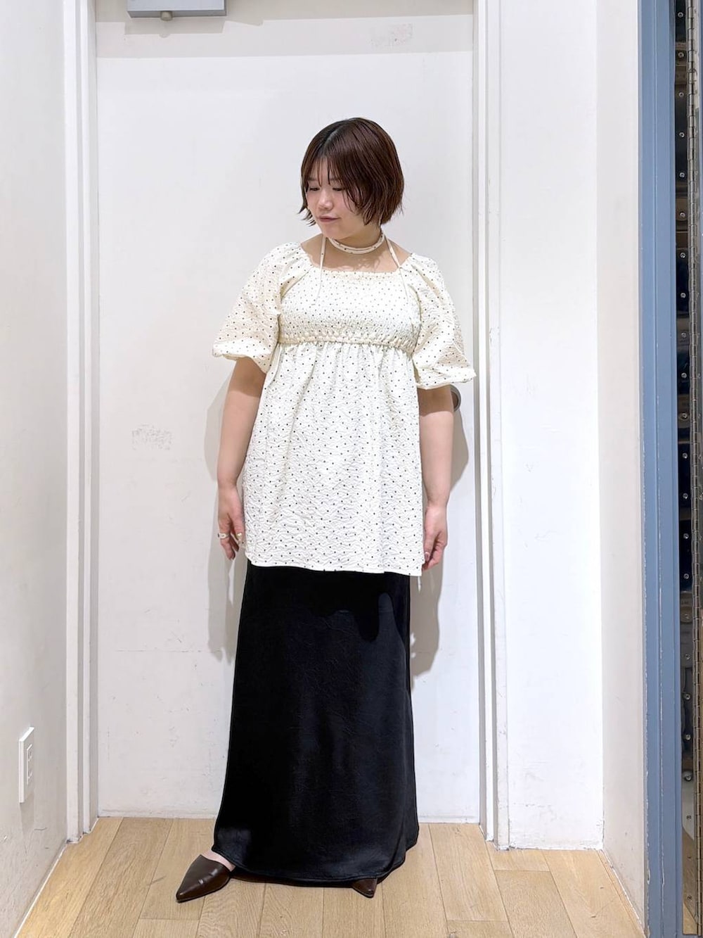 ブラック系のスカート、その他のシャツ/ブラウス、ブラウン系のサンダルを着用したレディースの春コーディネートの2枚目の写真