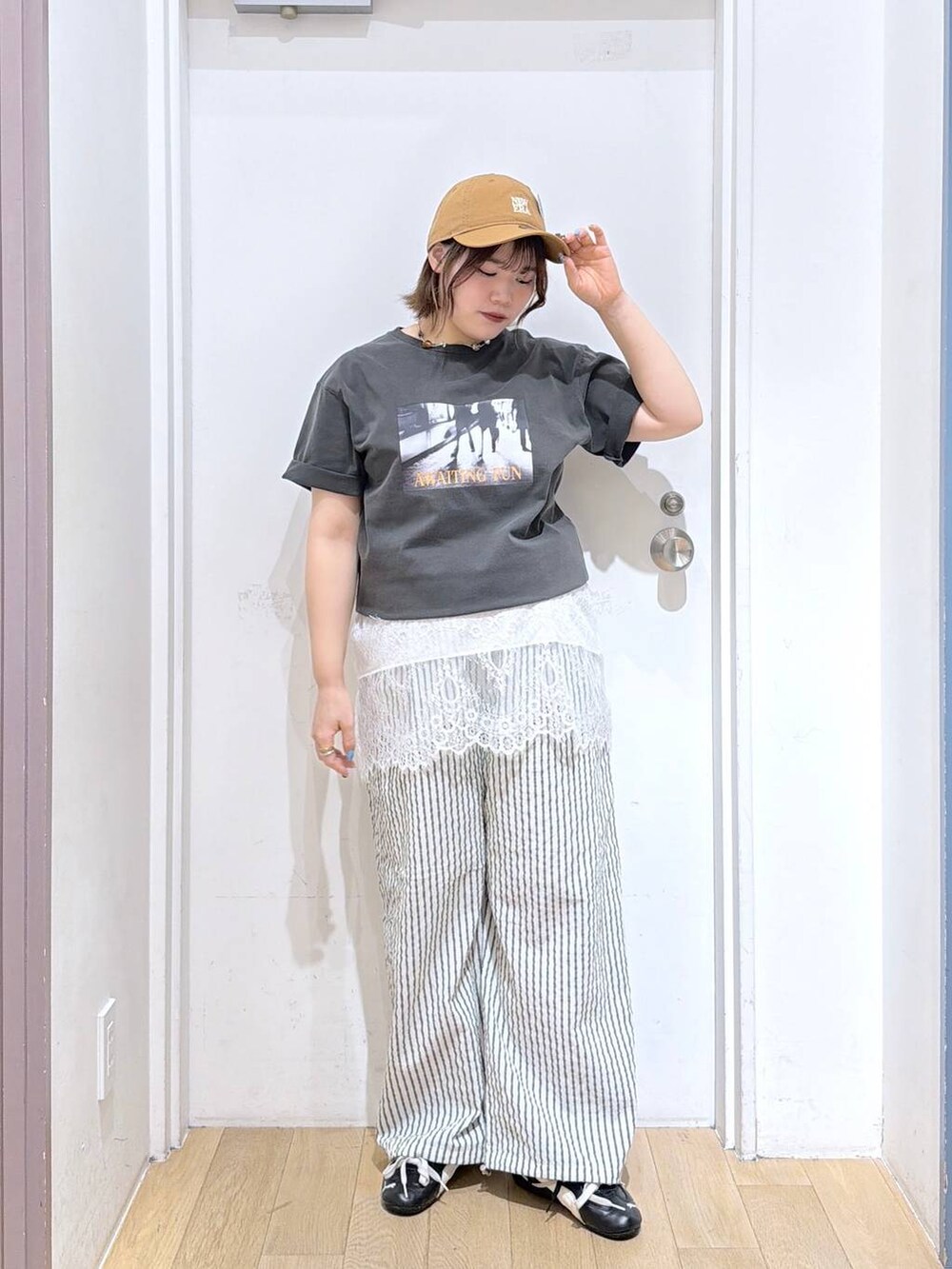 ホワイト系のTシャツ/カットソー、ホワイト系のエコバッグ/サブバッグ、ホワイト系のその他パンツを着用したレディースの夏コーディネートの3枚目の写真