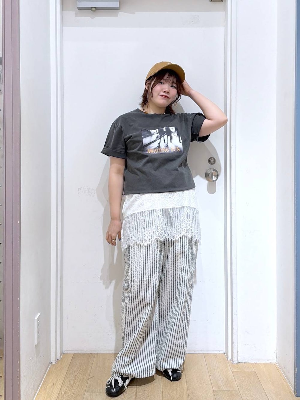 ホワイト系のTシャツ/カットソー、ホワイト系のエコバッグ/サブバッグ、ホワイト系のその他パンツを着用したレディースの夏コーディネートの2枚目の写真