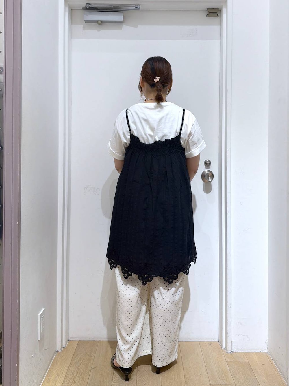 ブラック系のワンピース、ホワイト系のその他パンツ、ブラック系のサンダルを着用したレディースの夏コーディネートの4枚目の写真