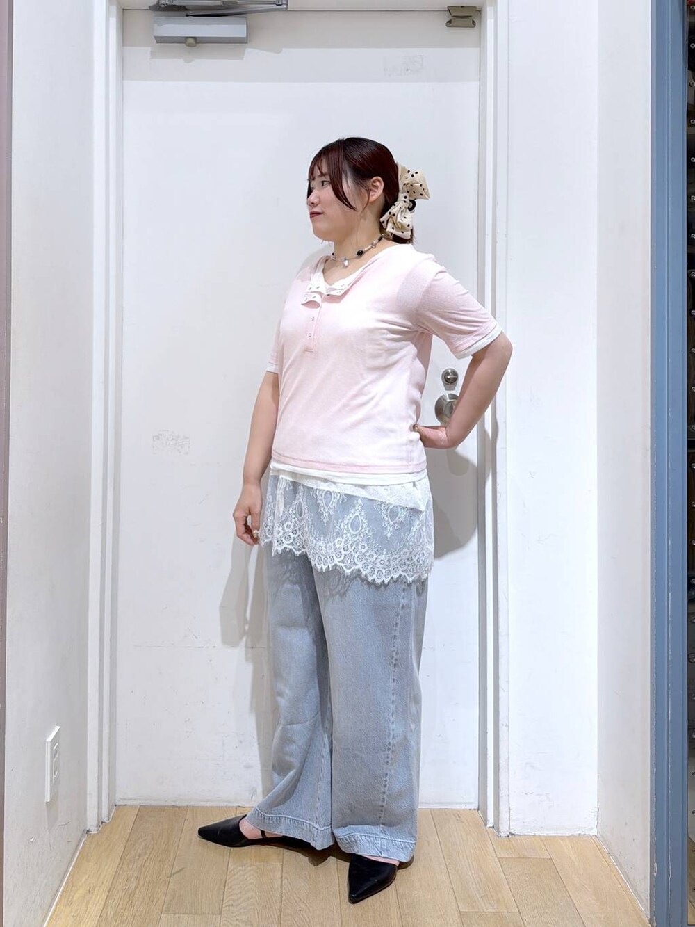 ブルー系のデニムパンツ、ピンク系のTシャツ/カットソー、ブラック系のサンダルを着用したレディースの夏コーディネートの3枚目の写真