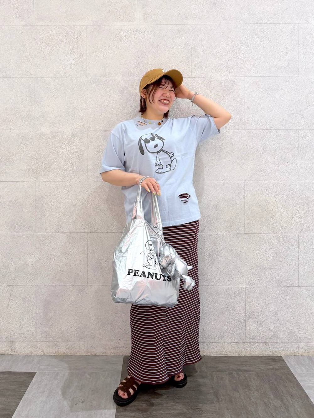 ブラウン系のサンダル、シルバー系のエコバッグ/サブバッグ、ブルー系のTシャツ/カットソーを着用したレディースの夏コーディネートの2枚目の写真