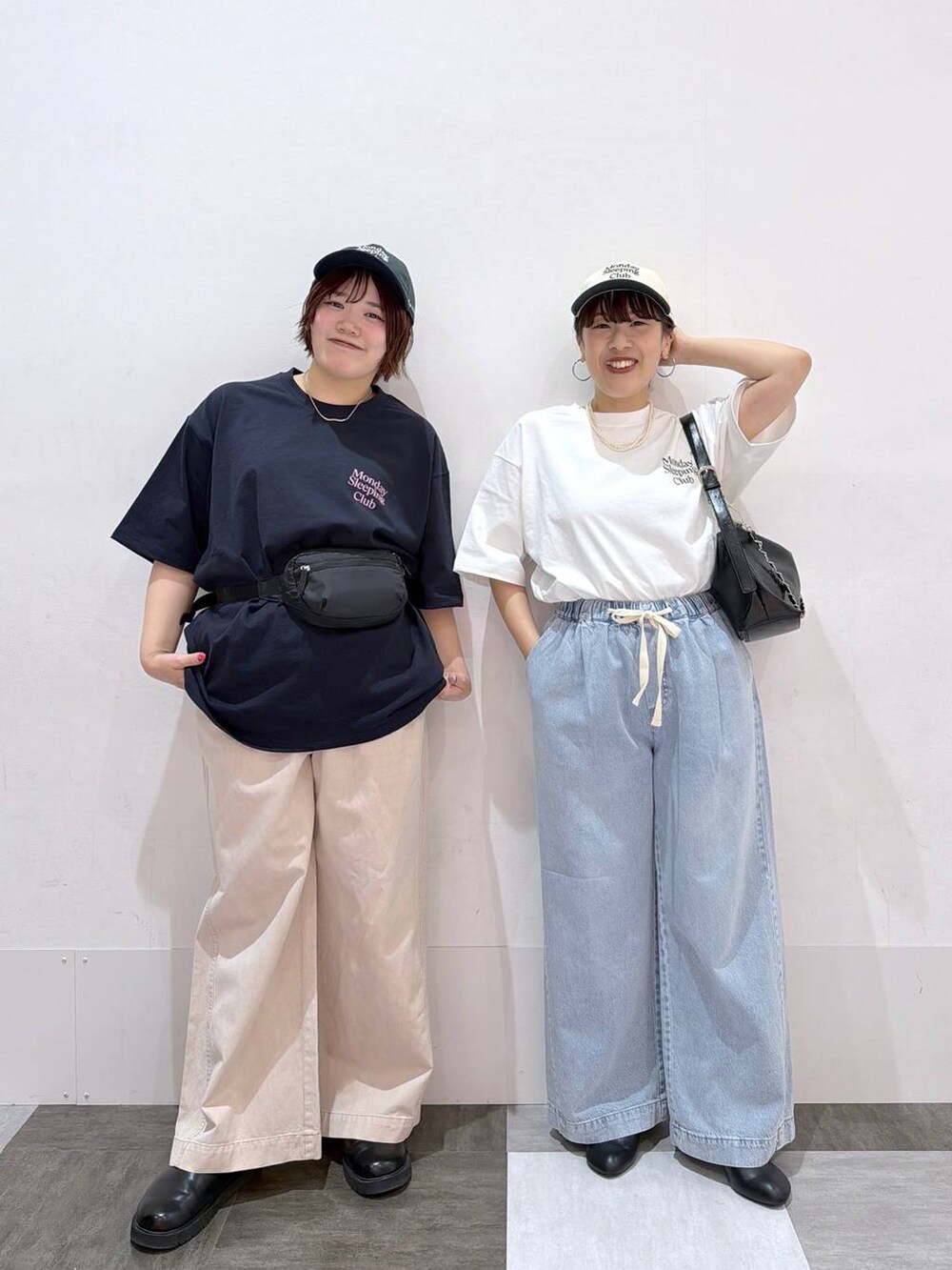 ピンク系のデニムパンツ、ブラック系のボディバッグ/ウエストポーチ、ブルー系のTシャツ/カットソーを着用したレディースの春コーディネートの6枚目の写真