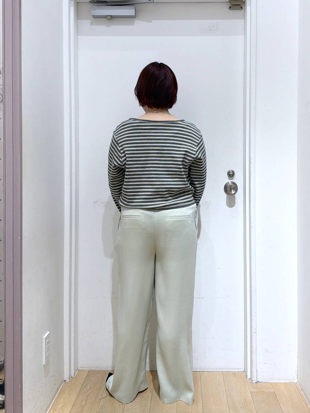 ブラック系のパンプス、グリーン系のその他パンツ、グレー系のカーディガン/ボレロを着用したレディースの春コーディネートの3枚目の写真